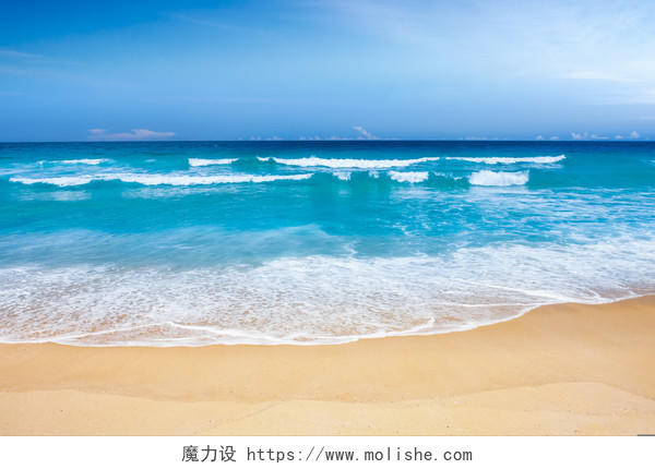 明亮美丽的自然风景阳光海滩海浪拍打沙滩风景图
